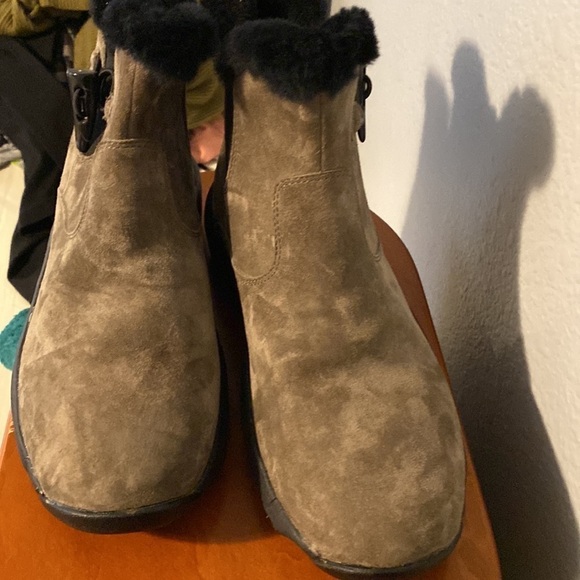 Women Proper Boot 🥾 leather upper color dark tan size 7 1/2 W(D) 👍🏽 - Picture 3 of 8